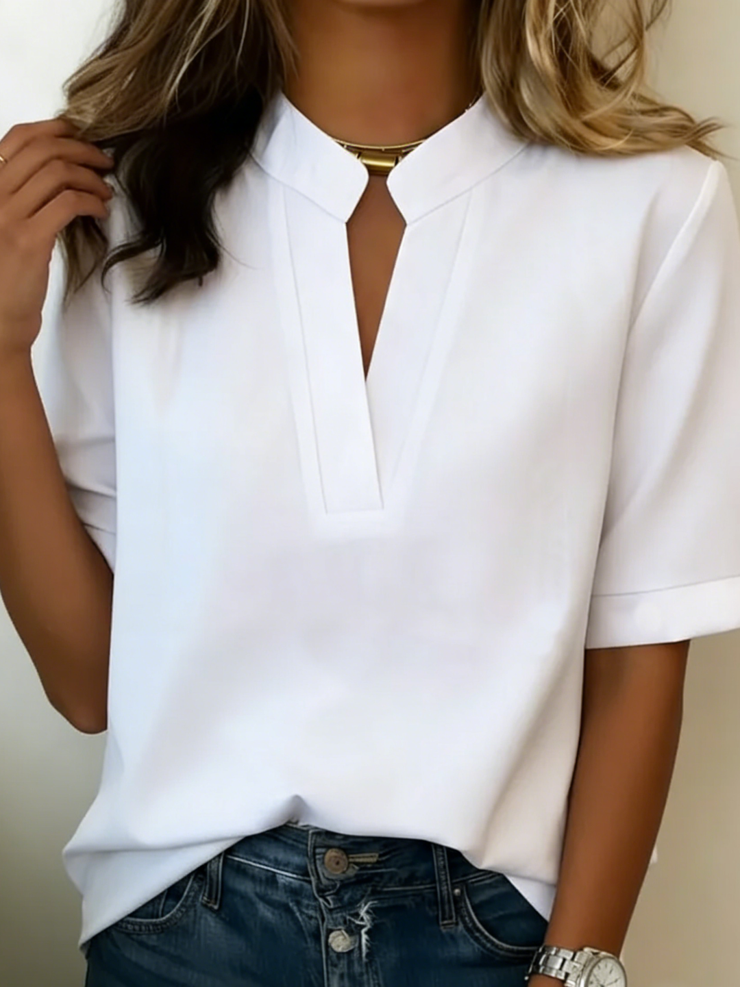 Margaux | Elegante Bluse mit V-Ausschnitt und goldenen Details