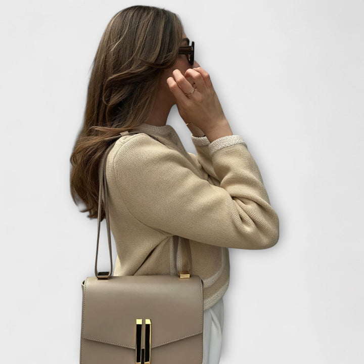 Klassischer Pullover mit dekorativen Taschen