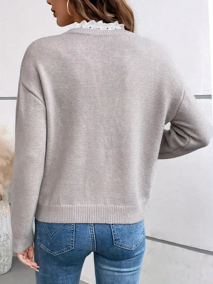 Céline | Eleganter Strickpullover mit Spitzenkragen